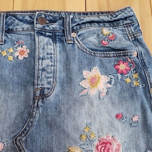 𝅺AEO FLORAL EMBROIDERED TRENDY DISTRESSED OPEN HEM JEAN MINI SKIRT - Picture 4 of 16